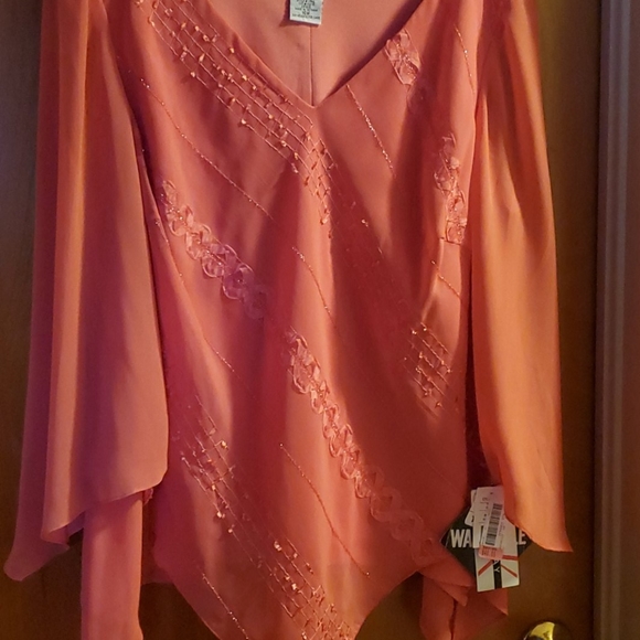 Beautiful Top - Picture 3 of 4